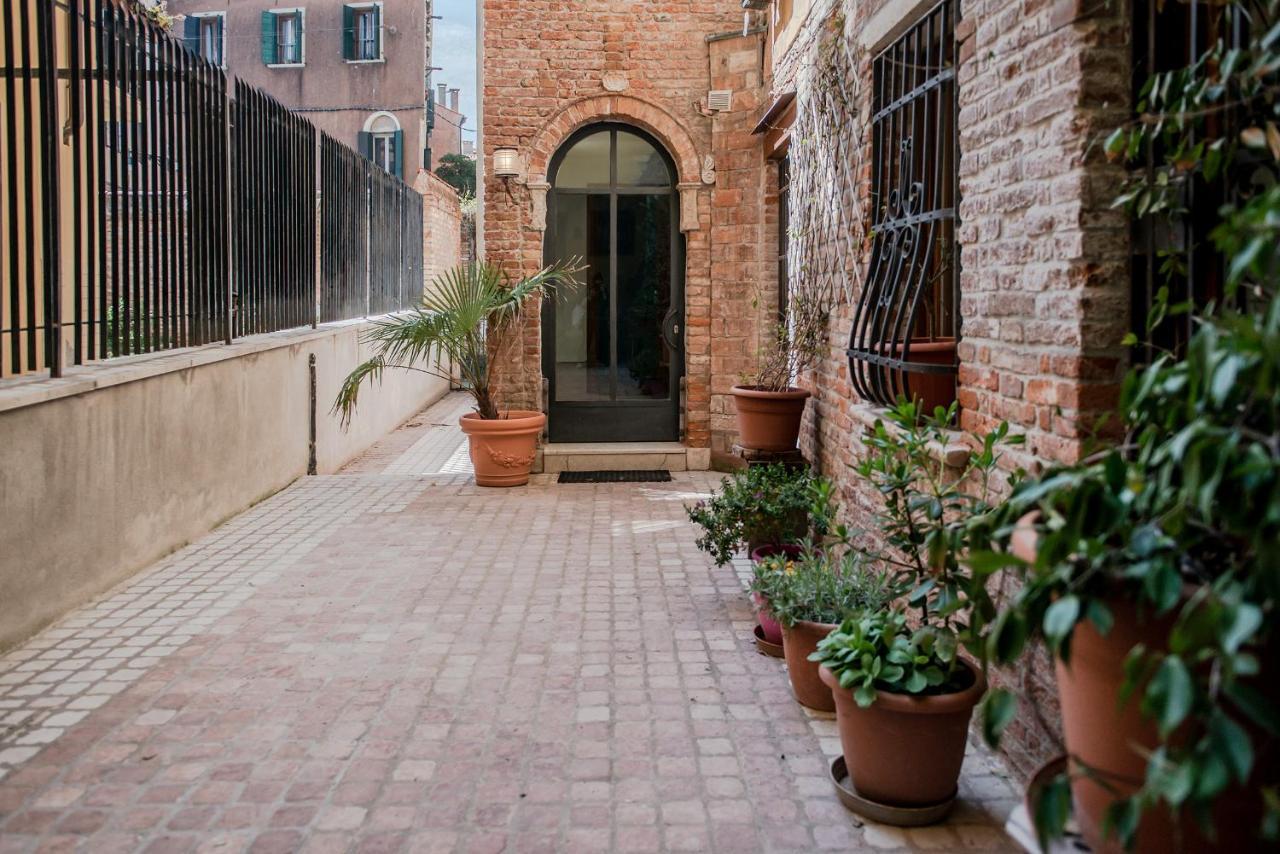 Gondola Rosa, Incantevole Vista Sul Canale Venesia Bagian luar foto