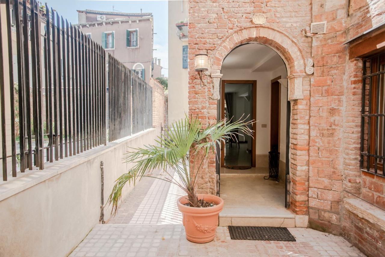 Gondola Rosa, Incantevole Vista Sul Canale Venesia Bagian luar foto