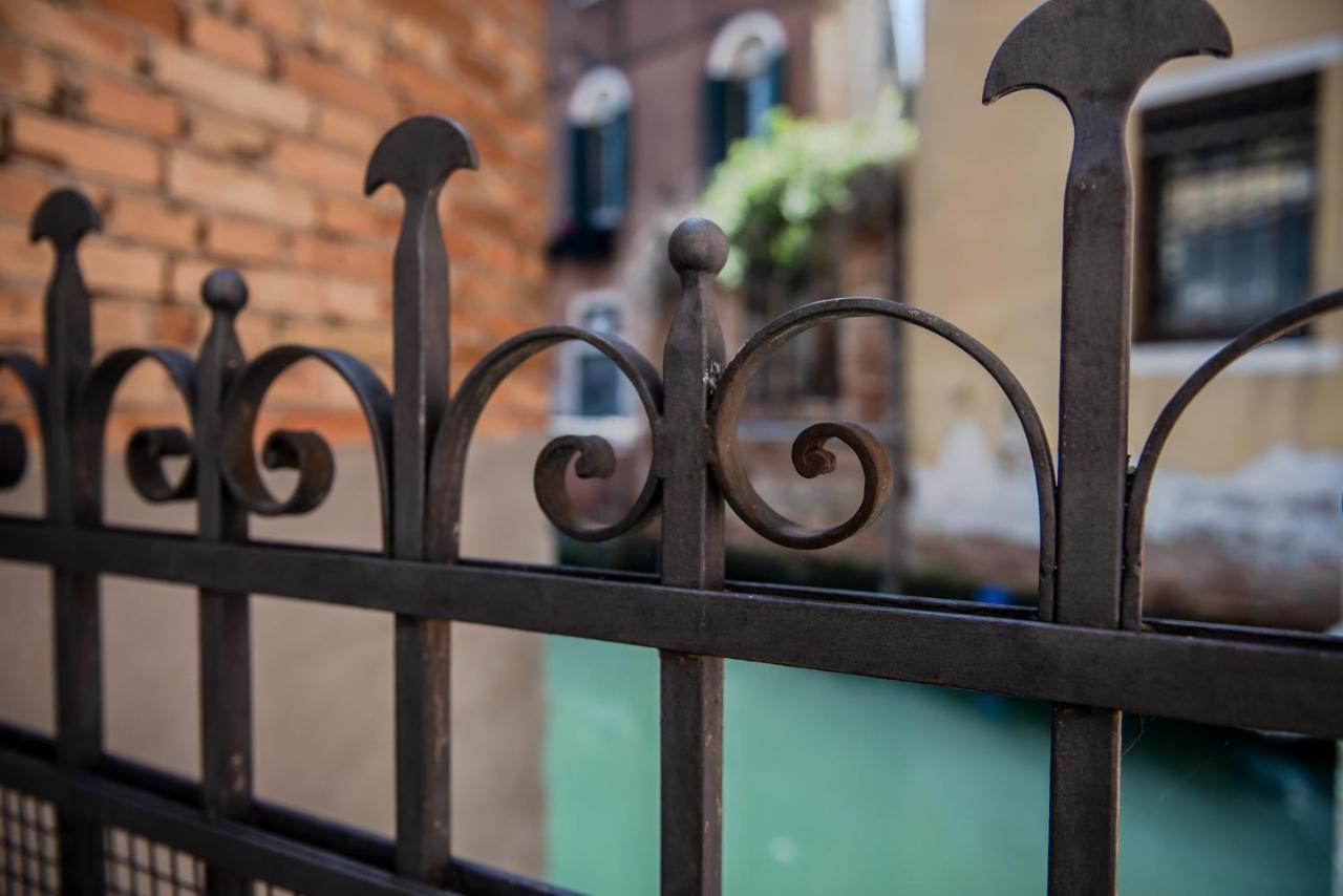 Gondola Rosa, Incantevole Vista Sul Canale Venesia Bagian luar foto
