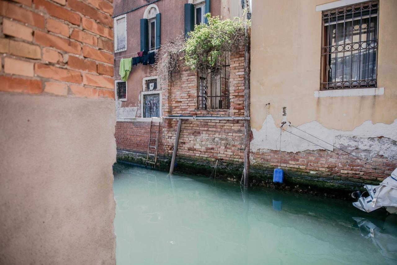 Gondola Rosa, Incantevole Vista Sul Canale Venesia Bagian luar foto