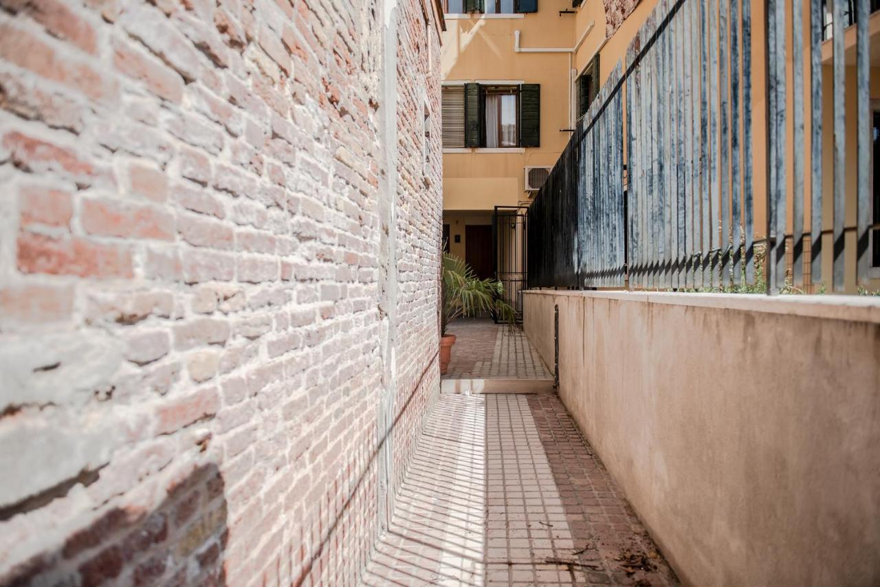 Gondola Rosa, Incantevole Vista Sul Canale Venesia Bagian luar foto